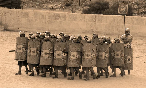 Jerash Jordan 2008年 平成20年 ローマ軍の再現中 ヨルダン人男性がローマ兵と剣闘士の格好をする — ストック写真