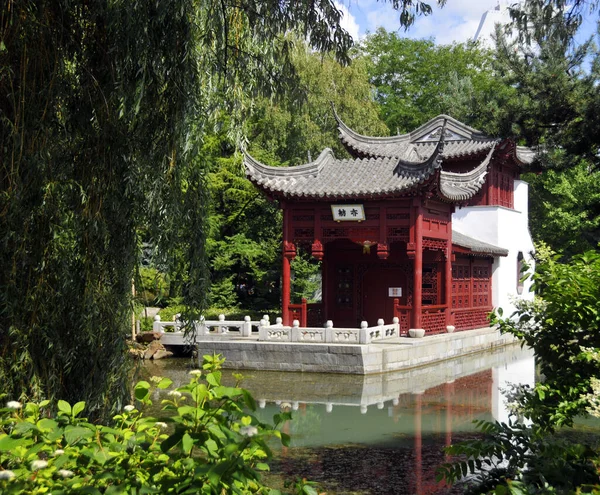 晴れた日に池と伝統的な中国庭園 — ストック写真