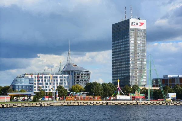 Riga Lettonie 2015 Bâtiments Commerciaux Modernes Bord Rivière Daugava Riga — Photo
