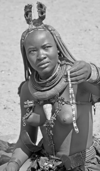 Otjikandero Namibia October 2014 来自Himba部落的不明身份妇女 当Jaco Burger搬到Kaokoland与Himba部落一起工作和生活时 Otjikandero Himba Orphan村项目已经开始 — 图库照片