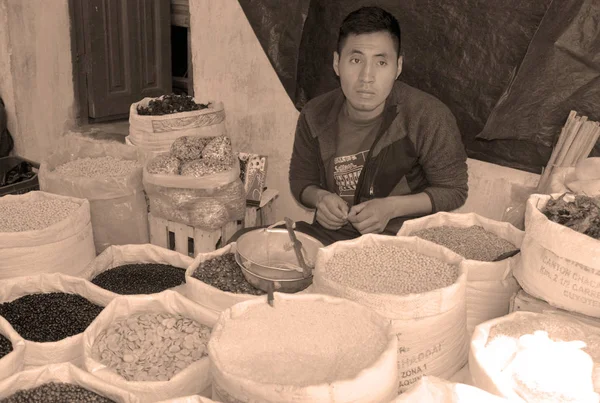 Quetzaltenango Guatemala Aprile 2016 Youg Uomo Vendita Frutta Nel Mercato — Foto Stock