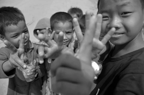 Phnom Phen Kambodža Března Neidentifikované Děti Ulice Pózují Března 2013 — Stock fotografie