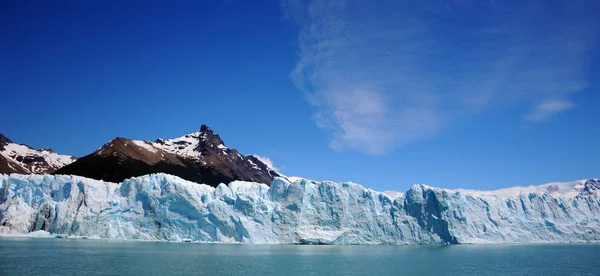 ペリト モレノ氷河はアルゼンチンのサンタクルーズ州にあるロス グラシアレス国立公園内にある氷河である アルゼンチン パタゴニアで最も重要な観光スポットの一つです — ストック写真