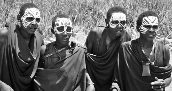 Serengeti Tanzania Octubre Hombres Masai Jóvenes Identificados Moran Visten Negro — Foto de Stock