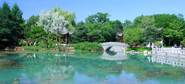 Традиционный Китайский Сад Прудом Солнечный День — стоковое фото