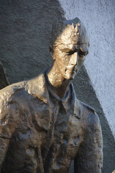 ワルシャワポーランド09 ワルシャワ蜂起記念碑の詳細は 1944年のワルシャワ蜂起に捧げられています 1989年に発表され Wincty Kucmaによって彫刻され 建築家はJaek Budynでした — ストック写真