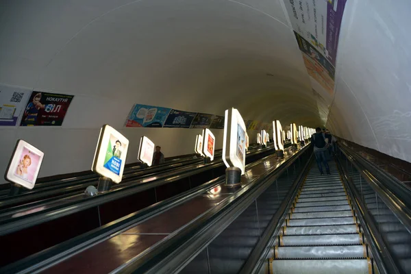 Kiev Ukraine 乘坐世界上最深车站的楼梯 基辅地铁 Kiev Metro 或基辅地铁 Kyiv Metro 是基辅公共交通的中流砥柱 — 图库照片