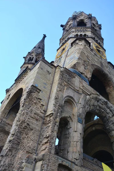 ベルリンドイツ09 カイザー ヴィルヘルム記念教会はベルリンで最も有名なランドマークの1つです 損傷した塔は ベルリンの都市を再建する決意の象徴です — ストック写真