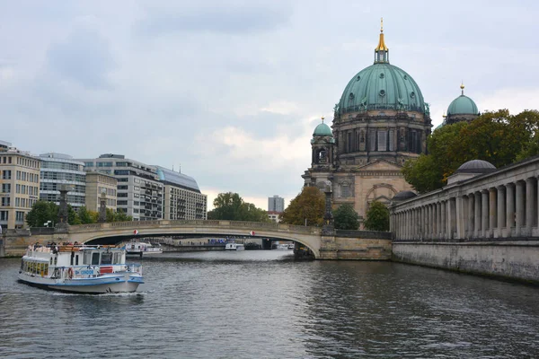 BERLİN GERMANY 09 22: Berlin Katedrali (Almanca: Berliner Dom), Evanjelik Yüksek Kilise ve Kolej Kilisesi 'nin kısaltması. Mitte ilçesindeki Museum Island 'da yer almaktadır.