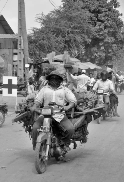 Phnom Penh Cambodia Mars Man Kommer Att Köra Motorcykel Överlastad — Stockfoto