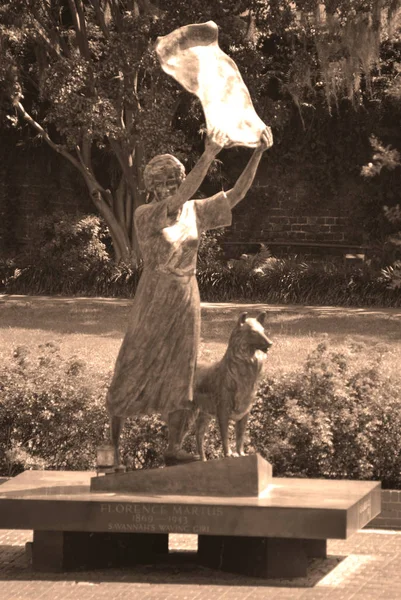 Savanah Georgia 사바나시는 스트리트에 Waving Girl 재현하는 피렌체의 동상을 세웠다 — 스톡 사진