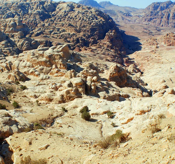 Petra Jordan 'ı çevreleyen çöl manzarası