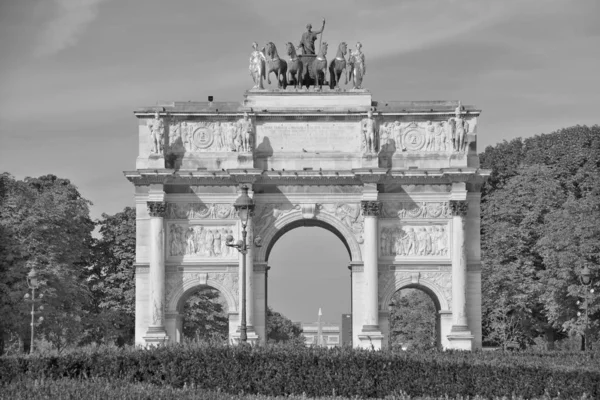 PARIS, FRANCE 17 Ekim 2014: Arch Triumph Carousel. Paris 'teki Zafer Kemeri, Atlıkarınca Meydanı' nda eski Tuileries Sarayı 'nın bulunduğu yerde..