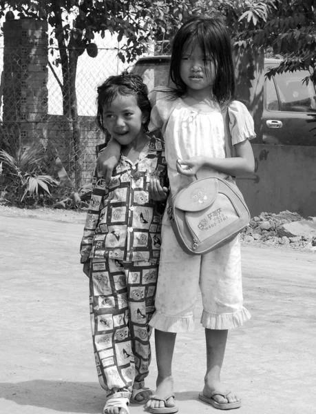 Phnom Phen, Kamboçya 23 Mart 2013: Sadece Phnom Phen, Kamboçya 'da tanımlanamayan sokak çocukları poz veriyor. Sadece Phnom Penh' de 10 ila 20 bin arasında çocuk yaşıyor ve sokaklarda çalışıyor.