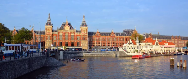 Амстердам Нидерландия Октябрь 2015 Станция Amsterdam Centraal Крупнейшая Железнодорожная Станция — стоковое фото