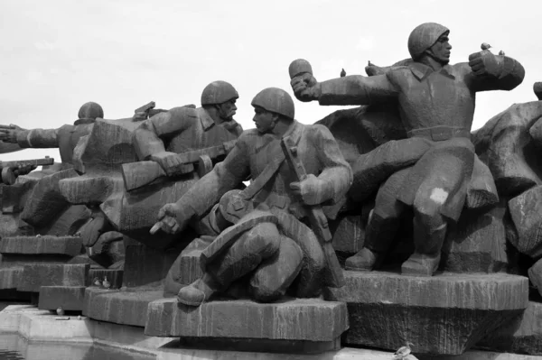 Kiev Ukraine 雕塑描绘了从1941年德国入侵 纳粹占领的恐怖 1943年第聂伯河战役中的党派斗争中勇敢地保卫苏联边界的情景 — 图库照片