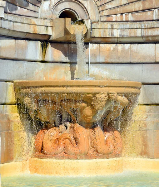 PARIS FRANCE OCT 17 2014: Paris 'teki Kutsal Kalp Bazilikası' nda meditasyon için bir bahçe ve çeşme bulunmaktadır..