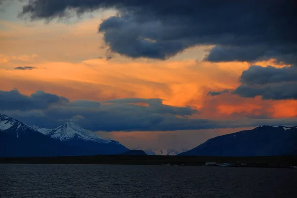 プエルトナタレス Puerto Natales チリのパタゴニアの都市 プエルトナタレスは ナタレスのコミューン スペイン語 Comuna とLtimaエスペランサ州の両方の首都です — ストック写真