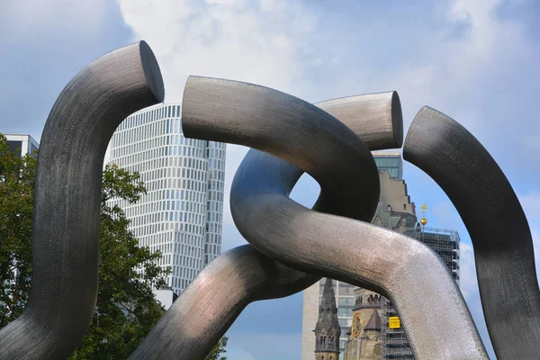 柏林德国时间09年21月17日 柏林是陶登齐兹海峡上一座雕塑的名字 雕塑家Brigitte Denninghoff和Martin Matschinsky的雕塑主题是 断裂的链条 — 图库照片
