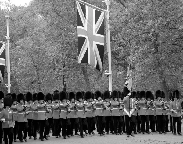 英国伦敦 2012年6月2日 女王卫队在伦敦购物中心和白金汉宫举行的巡游彩排仪式 — 图库照片