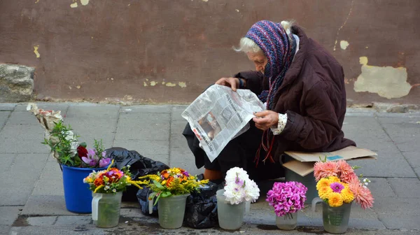 Lviv Ukraine Babushkas Senhora Velha Vendendo Flores Mercado Centro Cidade — Fotografia de Stock