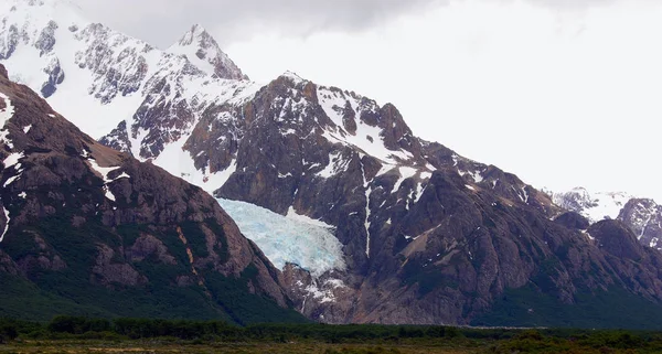 位于阿根廷和智利边境的巴塔哥尼亚洛斯冰川国家公园内的菲兹罗伊山景观 它位于南巴塔哥尼亚冰原 靠近El Chalten村 — 图库照片