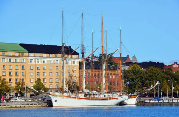 ヘルシンキ フィンランド 2015年 Pohjoisranta はセンターに位置し 北港に沿って実行されます ウォーター フロントには さまざまな歴史的な期間にさまざまな建築様式で建てられた家です — ストック写真