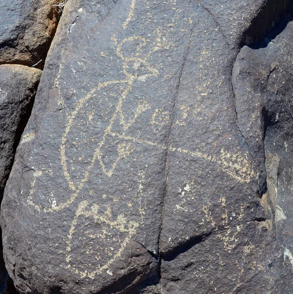 페트로 기념물은 북아메리카 원주민과 스페인인 정착자 뉴멕시코에 화산암에 새겨진 북아메리카에서 — 스톡 사진
