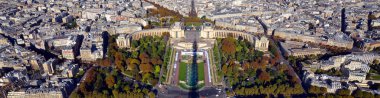PARIS FRANCE OCT 16: Trocadero Jardins du Trocadero 'nun (Trocadero Bahçeleri) Eyfel Kulesi' nden kuş bakışı görüş Palais de Chaillot ve Seine ve Pont d 'Iena' nın kanatlarıyla çevrili