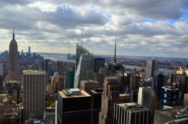 NEW YORK CITY, New York - OCT 29: Midtown and the Empire State Building 29 Ekim 2013, New York. Empire State Binası 102 katlı bir binadır. 40 yıldan fazladır dünyanın en yüksek binasıydı. 