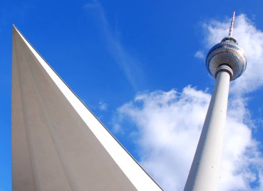 Berlin Almanya 09: 25: Fernsehturm (Televizyon Kulesi) Alexanderplatz 'da bulunmaktadır. Kule 1965 ve 1969 yılları arasında eski Alman Demokratik Cumhuriyeti tarafından inşa edilmiştir.