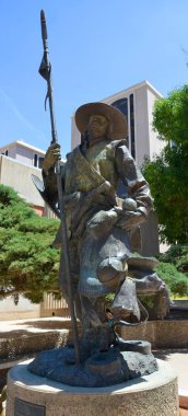 Şehirde bir kralın heykeli