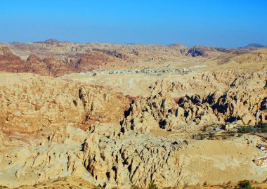 Petra Jordan 'ı çevreleyen çöl manzarası