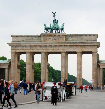 BERLİN, GERMANY-19: 19 Mayıs 2010 'da Brandenburg kapısının önündeki turistler 19 Mayıs 2010' da Almanya 'nın başkenti Berlin' de Kral II.