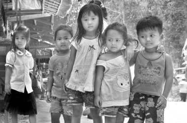 PHNOM KULEN CAMBODIA 03 27: tanımlanamayan sokak çocukları poz veriyor. Nüfusun yaklaşık% 30 'u, şiddetli bir savaştan yeni çıkmış bir ülke olan Kamboçya' daki yoksulluk sınırının altında yaşıyor. 