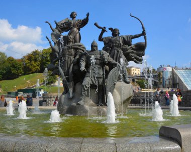 KIEV UKRAINE 09 04 17: Kiev 'in kurucularının anıtı (üç erkek kardeş - Kiy, Shchek, Horiv ve kız kardeşleri - Libed) Ukrayna' nın Kiev kentindeki bağımsızlık meydanında