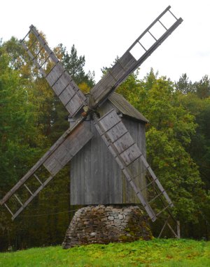 PUHALEPA PARISH HIIUMAA ESTONIA 09 19 2015: Eski yel değirmeni harman adası Hiimaa, Estonya. Eski ortaçağ köyü ve kulübeleri