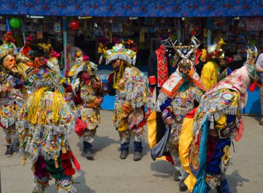 Santa Cruz Guatemala 03 Mayıs 2016: Guatemala dans Fatih Orta Amerika Guatemala fiesta Maskeli dansçı geleneksel dans kostüm