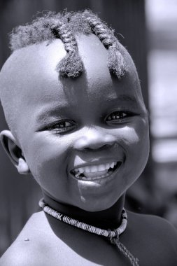OTJIKANDERO NAMIBIA 09, 2014: Tanımlanamayan çocuk Himba kabilesi. Otjikandero Himba Yetim Köyü Projesi, Jaco Burger 'in, Himba kabilesinde çalışmak ve yaşamak için Kaokolger' e taşınmasıyla başladı.. 