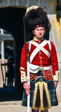 Geleneksel kostümlü Kanadalı gardiyan
