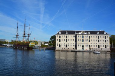 AMSTERDAM NETHERLAND 01 10 2015: Hollanda Ulusal Deniz Müzesi: Hollanda 'daki Het Scheepvaartmuseum. 2013 yılında Hollanda 'da en çok ziyaret edilen 11. müzeydi..
