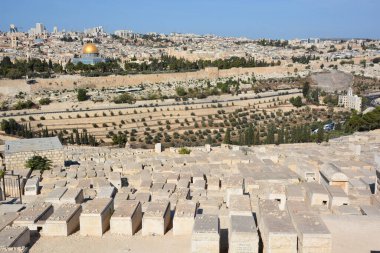 JERUSALEM ISRAEL 23 10 16: Zeytin Dağı 'ndaki Yahudi Mezarlığı, Silwan nekropolü dahil Kudüs' teki en eski mezarlıktır. Zeytin Dağı 'ndaki defin töreni yaklaşık 3000 yıl önce başladı.