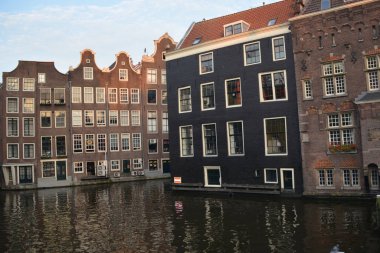 Amsterdam Hollanda 03 Ekim 2015: Tipik kanal evleri. Kanal evleri genellikle bir bodrum ve çatı ve tavan nerede ticaret malları saklanan olabilir vardı