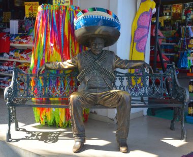 PUERTO VìRTA MEXICO MAYIS 07 2016: Sombrero heykeli olan Meksikalı adam Malecon kaldırımı kıyısında duruyor