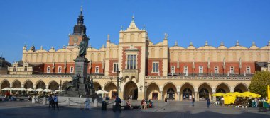 KRACOW POLAND 09 10 10 17: Eski Krakow, Küçük Polonya 'nın ana kare pazarı, şehrin merkezinde yer alan başlıca kentsel alandır.