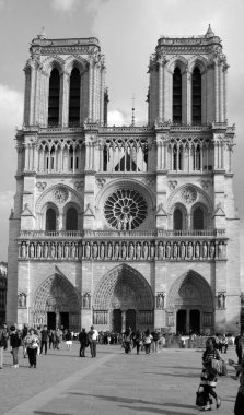 Paris, Fransa, 11 Ekim 2018: Notre Dame Katedrali ile Paris 'te turist bakış açısı Notre-Dame de Paris Fransız Gotik mimarisinin en iyi örnekleridir