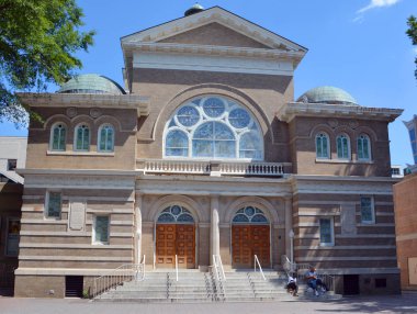 Charlotte North Carolina, 22 Haziran, 16 Haziran. Spirit Square 'deki Mcglohon Tiyatrosu 730 kişilik yer ve canlı performanslar için bir gösteri merkezi haline geldi. İlk Baptist Kilisesi Tapınağı