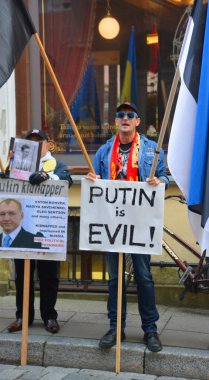 Tallinn Estonya 09 27 2015: Rus Elçiliği Rusya Ukrayna ve uçuş Mh17 Malezya Hava hattı önünde karşı askerî saldırganlığı ile bağlantılı olarak anti-Rus V.Putin karşı protesto.
