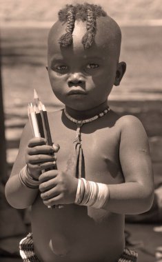 Swakopmund, Namibya, 09 Ekim 2014: Swakopmund 'un Mondesa gecekondu mahallesinde yaşayan kimliği belirsiz çocuklar. Namibya 'da evlerin yaklaşık yüzde 27,6' sı yoksul olarak sınıflandırılıyor. 