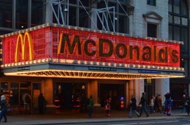 NEW YORK ABD Ekim 27: McDonald 'ın işareti dünyanın en büyük hamburger fast food restoranları zinciri olup, 36.538 satış noktası boyunca günde yaklaşık 68 milyon müşteriye hizmet vermektedir..